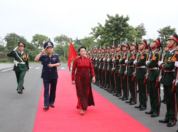 Chủ tịch Quốc hội Nguyễn Thị Kim Ngân duyệt đội danh dự. - Sputnik Việt Nam