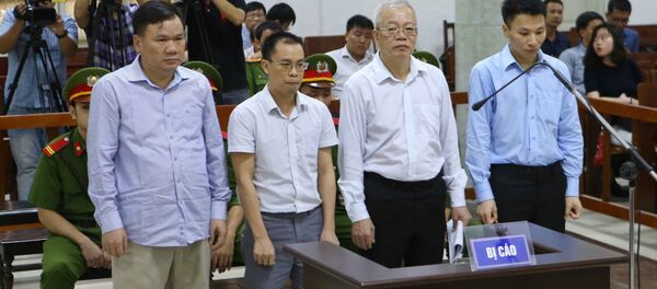 Các bị cáo (từ trái qua phải): Đỗ Văn Hồng, Chủ tịch Hội đồng quản trị kiêm Tổng Giám đốc Công ty Cổ phần Đầu tư và Xây lắp dầu khí Kinh Bắc - PVC.KBC; Đào Ngọ Hoàng, nguyên Trưởng phòng Thương mại hợp đồng của PVTEX; Trần Trung Chí Hiếu, nguyên Chủ tịch Hội đồng quản trị PVTEX và Vũ Phương Nam, nguyên Kế toán trưởng PVTEX tại phiên tòa Các bị cáo (từ trái qua phải): Đỗ Văn Hồng, Chủ tịch Hội đồng quản trị kiêm Tổng Giám đốc Công ty Cổ phần Đầu tư và Xây lắp dầu khí Kinh Bắc - PVC.KBC; Đào Ngọ Hoàng, nguyên Trưởng phòng Thương mại hợp đồng của PVTEX; Trần Trung Chí Hiếu, nguyên Chủ tịch Hội đồng quản trị PVTEX và Vũ Phương Nam, nguyên Kế toán trưởng PVTEX tại phiên tòa - Sputnik Việt Nam