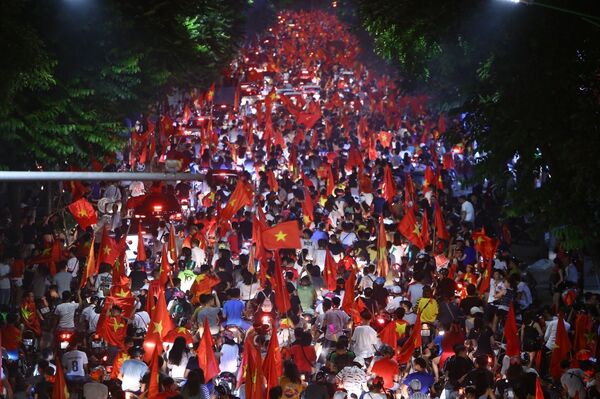ASIAD 2018: Hàng nghìn cổ động viên Hà Nội xuống đường cổ vũ Olympic Việt Nam vào Bán kết ASIAD 2018: Hàng nghìn cổ động viên Hà Nội xuống đường cổ vũ Olympic Việt Nam vào Bán kết - Sputnik Việt Nam