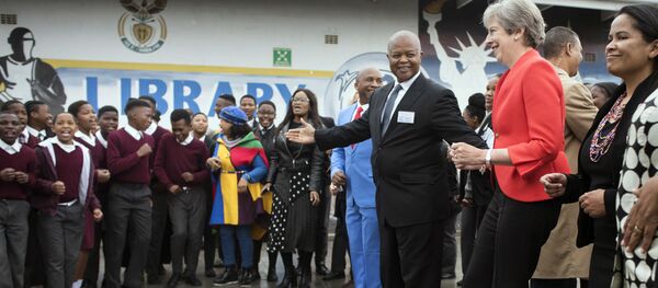 Thủ tướng Anh Theresa May quyết định tham gia vào điệu nhảy của các học sinh trung học ở Cape Town Thủ tướng Anh Theresa May quyết định tham gia vào điệu nhảy của các học sinh trung học ở Cape Town - Sputnik Việt Nam