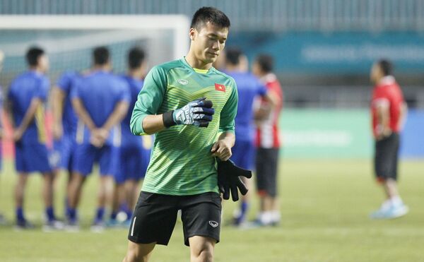 Thủ môn Bùi Tiến Dũng tại buổi tập luyện. - Sputnik Việt Nam