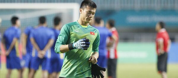 Thủ môn Bùi Tiến Dũng tại buổi tập luyện. - Sputnik Việt Nam