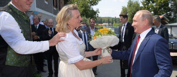 Ngoại giao Áo Karin Kneissl và Tổng thống Nga Vladimir Putin - Sputnik Việt Nam