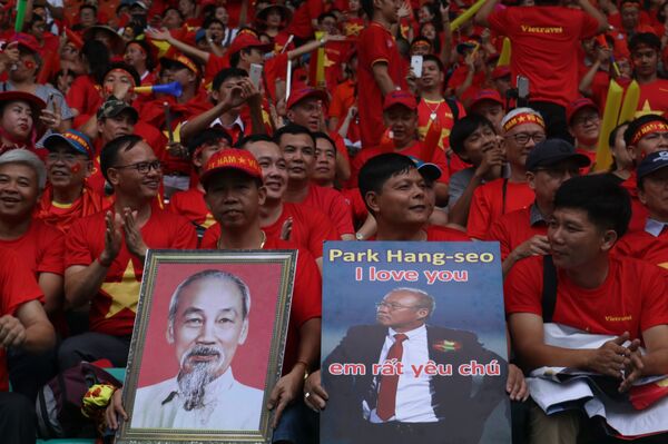 Đông đảo cổ động viên có mặt trên sân vận động Pakansari tiếp lửa cho Olympic Việt Nam.  - Sputnik Việt Nam