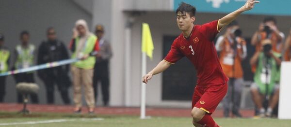 Tiền vệ Duy Mạnh cầm bóng trước tiền đạo đội Olympic Hàn Quốc. Tiền vệ Duy Mạnh cầm bóng trước tiền đạo đội Olympic Hàn Quốc. - Sputnik Việt Nam