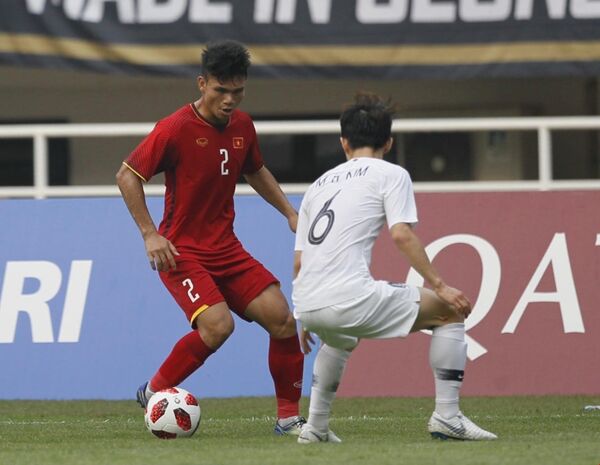 Hậu vệ Xuân Mạnh cầm bóng ở khu vực cánh trái. Hậu vệ Xuân Mạnh cầm bóng ở khu vực cánh trái. - Sputnik Việt Nam