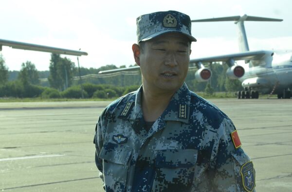 Phó chỉ huy nhóm Không quân Cộng hòa Nhân dân Trung Hoa tham gia tập trận Sứ mệnh Hòa bình -2018, Đại tá Yin Taidong  - Sputnik Việt Nam