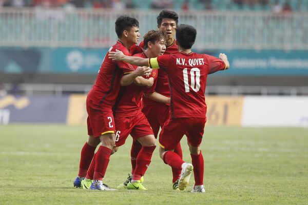 Cầu thủ Minh Vương và đồng đội ăn mừng bàn thắng ghi vào lưới Olympic Hàn Quốc. - Sputnik Việt Nam