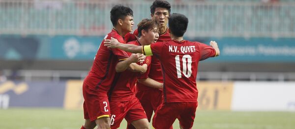 Cầu thủ Minh Vương và đồng đội ăn mừng bàn thắng ghi vào lưới Olympic Hàn Quốc. - Sputnik Việt Nam