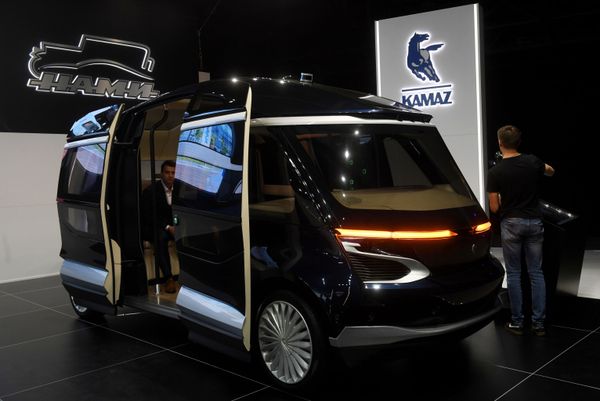 Ô tô điện tự lái KamaZ SHUTLE tại Triển lãm ô tô quốc tế Matxcơva 2018 - Sputnik Việt Nam