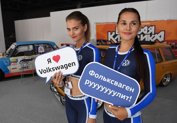 Người mẫu bên xe ô tô của công ty Volkswagen tại Triển lãm ô tô quốc tế Matxcơva 2018 - Sputnik Việt Nam