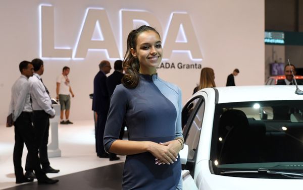 Người mẫu bên xe ô tô của công ty AvtoVAZ tại Triển lãm ô tô quốc tế Matxcơva 2018 - Sputnik Việt Nam