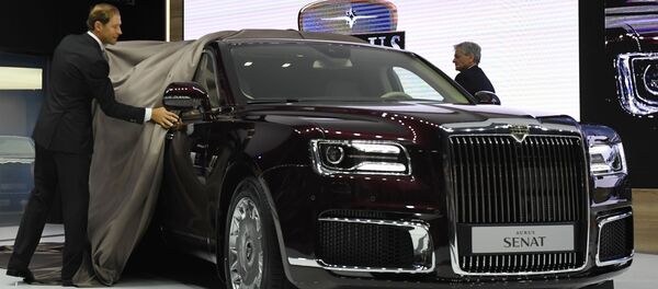 Bộ trưởng Công thương Nga Denis Manturvov và tổng giám đốc công ty Aurus Franz Gerhard trong buổi ra mắt xe Aurus Senat tại Triển lãm ô tô quốc tế Matxcơva 2018 - Sputnik Việt Nam