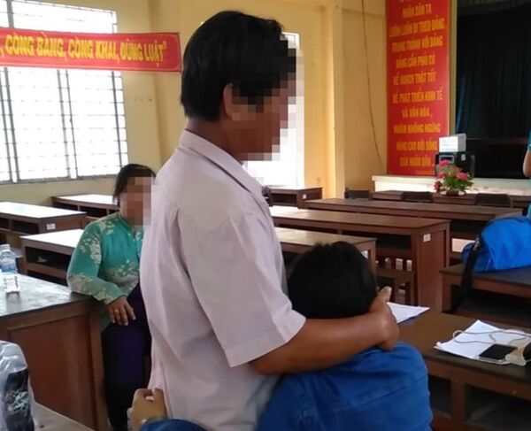 Ông Khởi vui mừng gặp lại con gái  - Sputnik Việt Nam