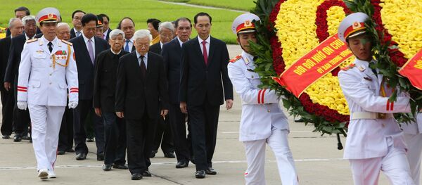 Đoàn đại biểu Đảng, Nhà nước đến đặt vòng hoa và vào Lăng viếng Chủ tịch Hồ Chí Minh. - Sputnik Việt Nam