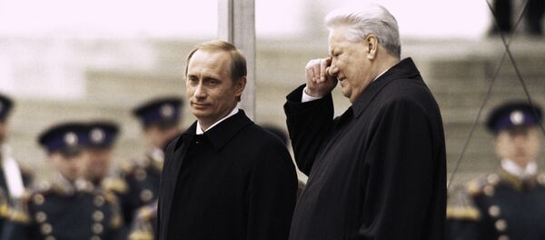 Tổng thống đầu tiên của LB Nga Boris Yeltsin và Tổng thống LB Nga Vladimir Putin vào ngày nhậm chức của Vladimir Putin năm 2000 - Sputnik Việt Nam
