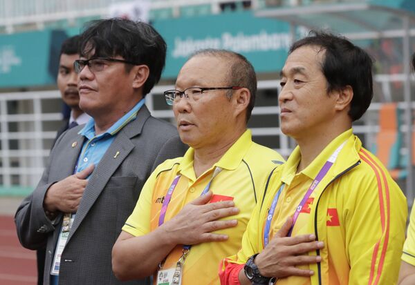 Huấn luyện viên Park Hang-seo và trợ lý Lee Young Jin - Sputnik Việt Nam