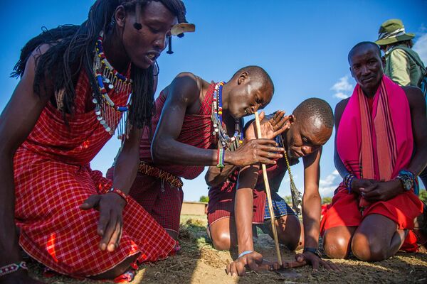 Người đàn ông bộ tộc Masai đốt lửa ở làng Mara, Kenya - Sputnik Việt Nam