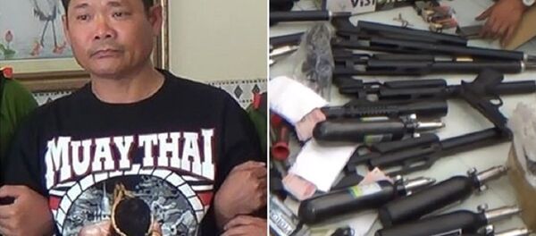 Đối tượng Lê Quốc Bình và các vũ khí thu được ở nhà của Bình. - Sputnik Việt Nam