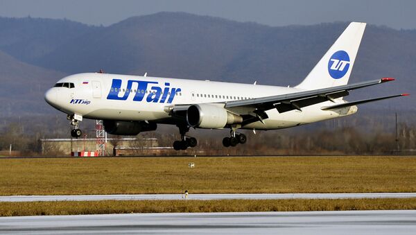 Самолет Boeing 767-200 авиакомпании ЮТэйр во время посадки в аэропорту Владивостока - Sputnik Việt Nam