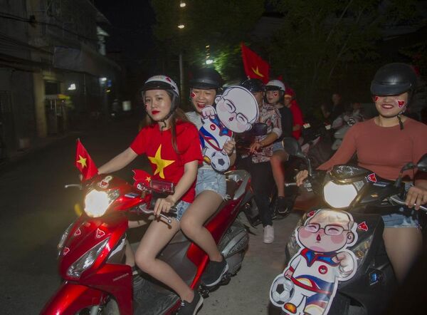 Gái xinh Tây Đô cổ vũ độc lạ cho đội tuyển Olympic Việt Nam - Sputnik Việt Nam