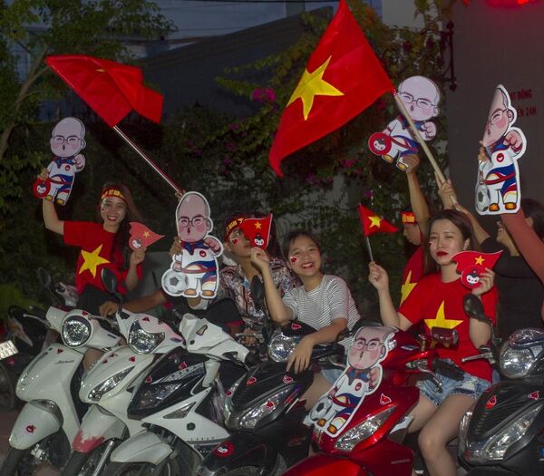 Gái xinh Tây Đô cổ vũ độc lạ cho đội tuyển Olympic Việt Nam - Sputnik Việt Nam