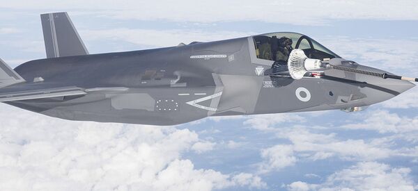 Один из первых истребителей-бомбардировщиков F-35 Lightning направляется на базу RAF Marham в Великобритании - Sputnik Việt Nam