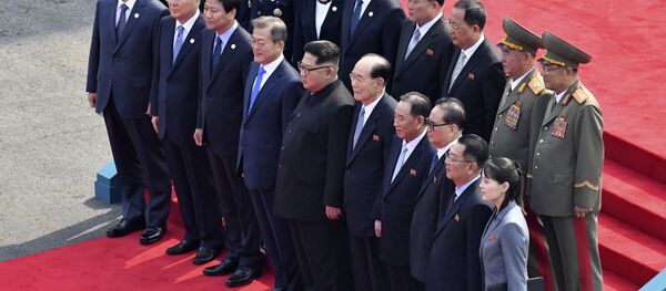 Lãnh đạo Triều Tiên Kim Jong-un trong cuộc gặp Tổng thống Hàn Quốc Moon Jae-in - Sputnik Việt Nam