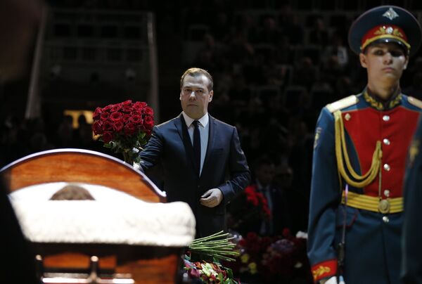 Thủ tướng Dmitry Medvedev tới dự lễ truy điệu ca sĩ Iosif Kobzon - Sputnik Việt Nam