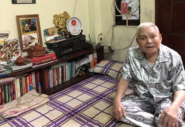 Đại tá Nguyễn Trọng Hàm trong căn phòng nhỏ của ông. - Sputnik Việt Nam