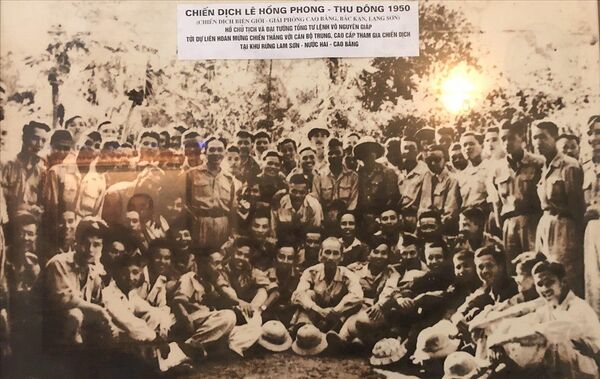 Đại tá Nguyễn Trọng Hàm cùng đồng đội chụp ảnh lưu niệm với Bác Hồ sau Chiến dịch Lê Hồng Phong - Thu Đông năm 1950. - Sputnik Việt Nam