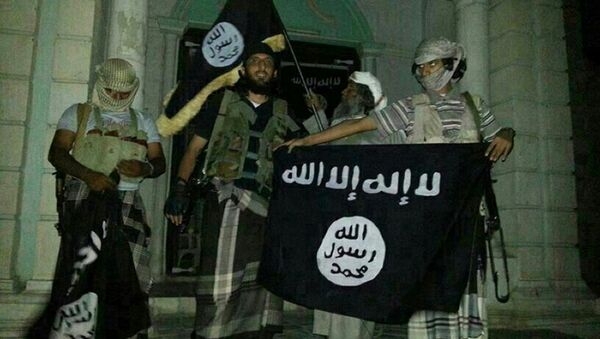 A picture taken with a mobile phone early on May 24, 2014 shows Al-Qaeda militants posing with Al-Qaeda flags in front of a museum in Seiyun, second Yemeni city of Hadramawt province, after launching a massive pre-dawn assault that killed at least 15 soldiers and police - Sputnik Việt Nam