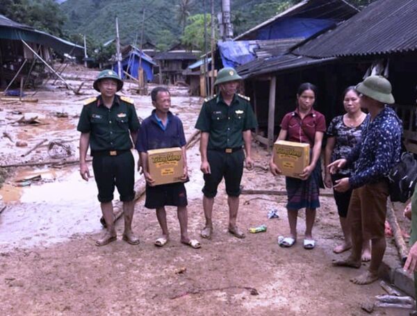 Bộ đội băng rừng, lội suối mang lương thực tiếp tế người dân - Sputnik Việt Nam