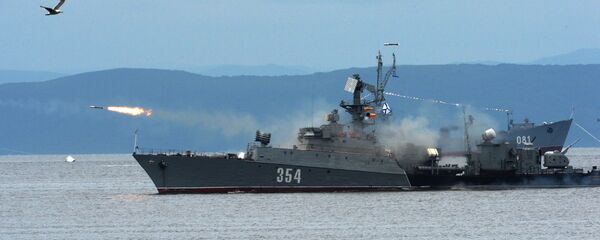 Chiến hạm cỡ nhỏ chống tàu ngầm trong cuộc diễu hành tại Vladivostok nhân kỷ niệm Ngày Hải quân Nga. - Sputnik Việt Nam