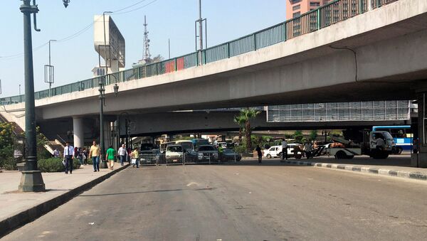 Egyptian security forces close the road towards the U.S. Embassy after a man threw an explosive device in downtown Cairo, Egypt September 4, 2018 - Sputnik Việt Nam