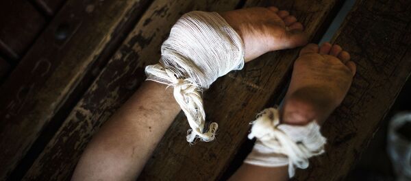 Забинтованные ноги ребенка-беженца, спящего в зале ожидании железнодорожной станции Гевгелия на македонско-греческой границе - Sputnik Việt Nam