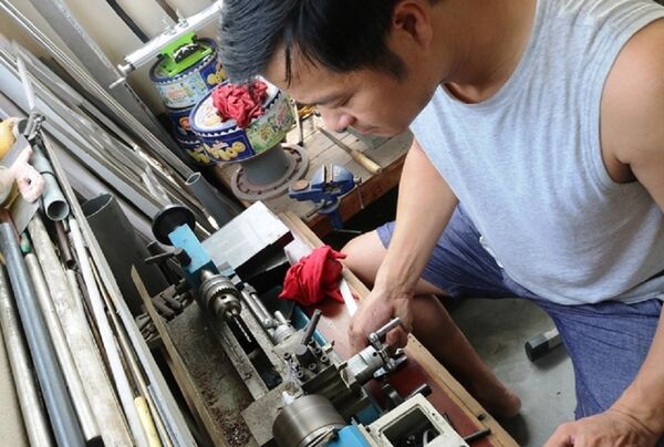 Trước khi chuyển sang chơi và làm tàu mô hình, anh vốn nghiền tàu lượn. Trong chuyến công tác vào TP HCM, tình cờ bắt gặp nhóm người chơi tàu thủy mô hình điều khiển trên sông, thấy thú vị, anh quay sang tìm hiểu công nghệ chế tạo tàu. - Sputnik Việt Nam