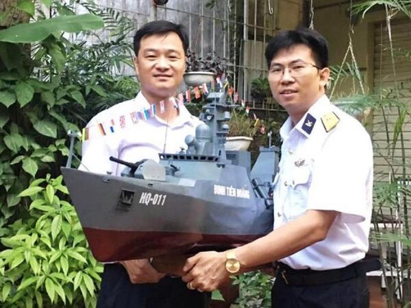 Anh Tuấn cho biết, đã chế tạo thành công gần trăm chiếc. Trong số Cao đẳng nghề thủy sản Hải Phòng đặt một tàu cá lưới vây và Học viện Quân sự Nha Trang đặt một tàu quân sự làm mô hình dạy học. (Trong ảnh, anh Tuấn trao sản phẩm tàu mô hình cho một khách hàng cá nhân là sĩ quan hải quân ở Nha Trang). - Sputnik Việt Nam