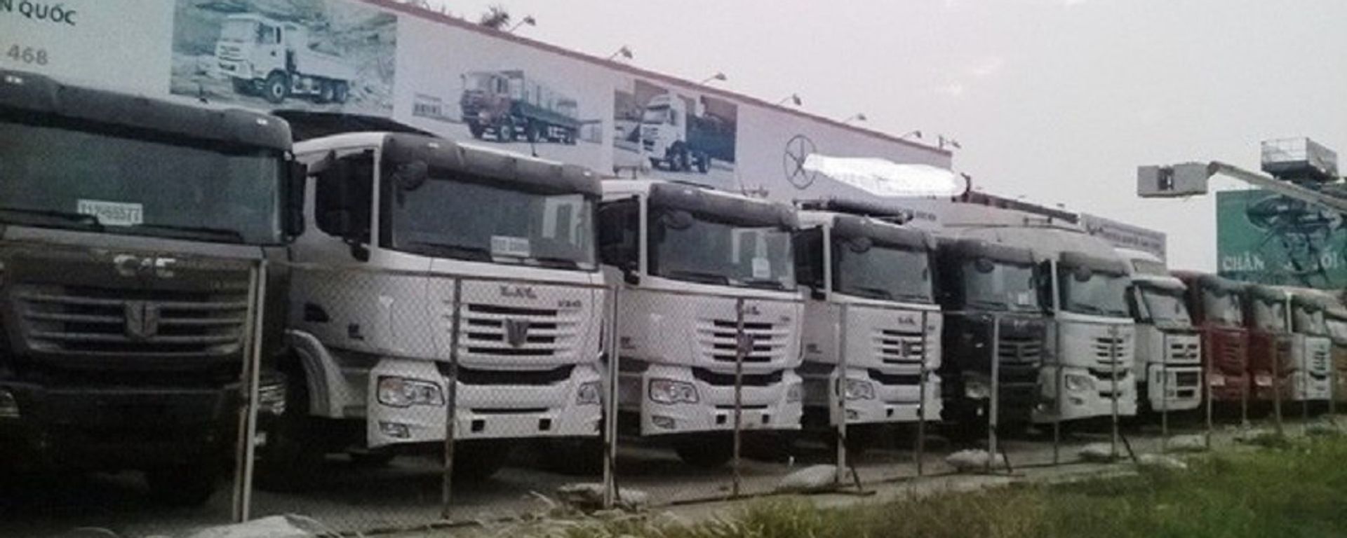 Xe tải Trung Quốc nằm phơi nắng mưa tại đường 5A (Hải Dương) - Sputnik Việt Nam, 1920, 07.10.2026