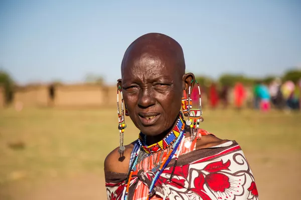 Masai (Kenya) - Phụ nữ cạo trọc đầu và kéo căng thùy tai bằng bất kỳ phương tiện nào để trở nên quyến rũ hơn. Masai (Kenya) - Phụ nữ cạo trọc đầu và kéo căng thùy tai bằng bất kỳ phương tiện nào để trở nên quyến rũ hơn. - Sputnik Việt Nam