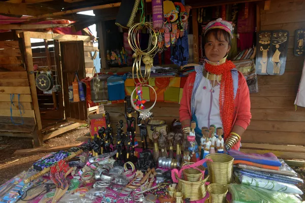 Thái Lan và Miến Điện – Cổ dài vươn như hươu cao cổ là tiêu chuẩn sắc đẹp đối với chị em bộ tộc Kaya. Trong ảnh: Người phụ nữ Kaya ở Myamnar. Thái Lan và Miến Điện – Cổ dài vươn như hươu cao cổ là tiêu chuẩn sắc đẹp đối với chị em bộ tộc Kaya. Trong ảnh: Người phụ nữ Kaya ở Myamnar. - Sputnik Việt Nam