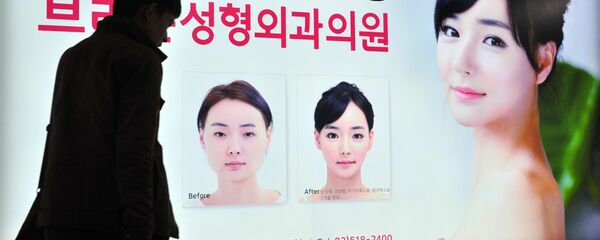 Hàn Quốc – Người đẹp lý tưởng cần có chiếc cằm V line, mắt hai mí to tròn, mũi và miệng nhỏ, còn làn da rất sáng. Trên ảnh: Quảng cáo phẫu thuật thẩm mỹ ở Hàn Quốc - Sputnik Việt Nam
