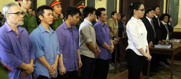 Bị cáo Trần Kim Yến và các đồng phạm tại phiên xử. - Sputnik Việt Nam