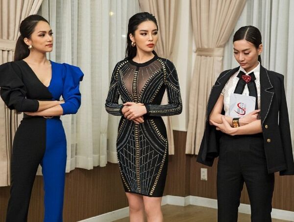 Kỳ Duyên khoe dáng trong bộ trang phục ôm sát với những khoảng hở táo bạo nhưng không phản cảm. - Sputnik Việt Nam