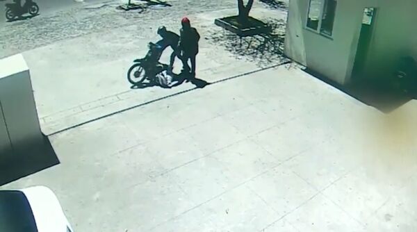 tên cướp ngồi sau bắn 1 phát đạn để ngăn không cho đuổi theo - Sputnik Việt Nam