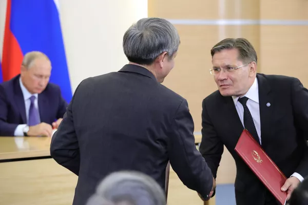 Ngày 6 tháng Chín năm 2018. Tổng thống Nga Vladimir Putin tại lễ ký kết sau cuộc hội đàm với Tổng bí thư Đảng Cộng sản Việt Nam Nguyễn Phú Trọng. Tổng giám đốc Tổng công ty Năng lượng nguyên tử Nhà nước Rosatom Alexei Likhachev và Thứ trưởng Bộ Khoa học và Công nghệ Cộng hòa xã hội chủ nghĩa Việt Nam Phạm Công Tạc. Ngày 6 tháng Chín năm 2018. Tổng thống Nga Vladimir Putin tại lễ ký kết sau cuộc hội đàm với Tổng bí thư Đảng Cộng sản Việt Nam Nguyễn Phú Trọng. Tổng giám đốc Tổng công ty Năng lượng nguyên tử Nhà nước Rosatom Alexei Likhachev và Thứ trưởng Bộ Khoa học và Công nghệ Cộng hòa xã hội chủ nghĩa Việt Nam Phạm Công Tạc. - Sputnik Việt Nam