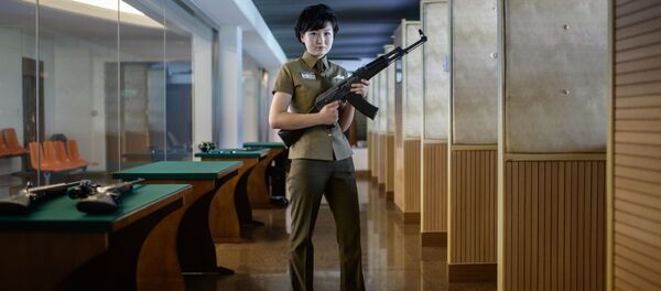 Huấn luyện viên 20 tuổi Kim Ju Yang với một khẩu súng trường tự động của Bắc Triều Tiên tại cuộc bắn súng Meari ở Bình Nhưỡng Huấn luyện viên 20 tuổi Kim Ju Yang với một khẩu súng trường tự động của Bắc Triều Tiên tại cuộc bắn súng Meari ở Bình Nhưỡng - Sputnik Việt Nam