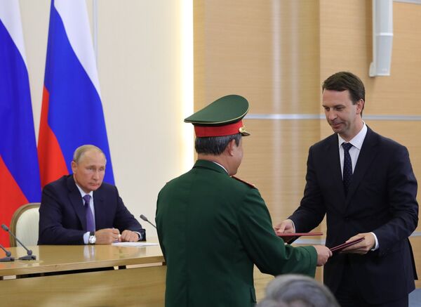 Ngày 6 tháng Chín năm 2018. Tổng thống Nga Vladimir Putin tại lễ ký kết sau cuộc hội đàm với Tổng bí thư Đảng Cộng sản Việt Nam Nguyễn Phú Trọng. Từ phải sang trái - Thứ trưởng Bộ Khoa học, giáo dục đại học Liên bang Nga Grigory Trubnikov và Thứ trưởng Bộ Quốc phòng Việt Nam Bế Xuân Trường. Ngày 6 tháng Chín năm 2018. Tổng thống Nga Vladimir Putin tại lễ ký kết sau cuộc hội đàm với Tổng bí thư Đảng Cộng sản Việt Nam Nguyễn Phú Trọng. Từ phải sang trái - Thứ trưởng Bộ Khoa học, giáo dục đại học Liên bang Nga Grigory Trubnikov và Thứ trưởng Bộ Quốc phòng Việt Nam Bế Xuân Trường. - Sputnik Việt Nam