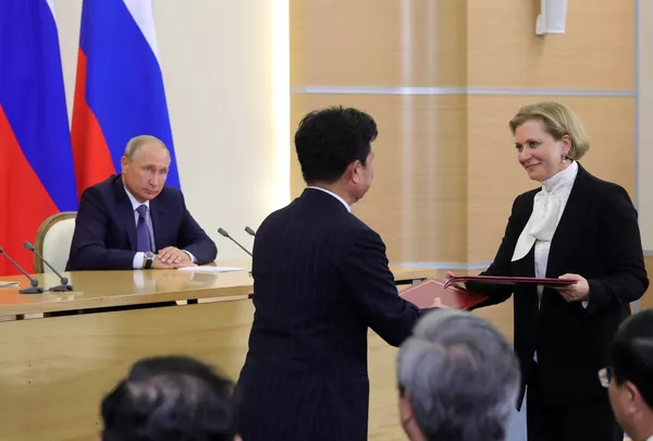 Ngày 6 tháng Chín năm 2018. Tổng thống Nga Vladimir Putin tại lễ ký kết sau cuộc hội đàm với Tổng bí thư Đảng Cộng sản Việt Nam Nguyễn Phú Trọng. Từ phải sang trái - người đứng đầu Cơ quan giám sát liên bang bảo vệ quyền lợi người tiêu dùng và phúc lợi xã hội, bác sĩ trưởng phụ trách vệ sinh dịch tễ LB Nga Anna Popova, Thứ trưởng Bộ Y tế Việt nam Phạm Lê Tuấn. Ngày 6 tháng Chín năm 2018. Tổng thống Nga Vladimir Putin tại lễ ký kết sau cuộc hội đàm với Tổng bí thư Đảng Cộng sản Việt Nam Nguyễn Phú Trọng. Từ phải sang trái - người đứng đầu Cơ quan giám sát liên bang bảo vệ quyền lợi người tiêu dùng và phúc lợi xã hội, bác sĩ trưởng phụ trách vệ sinh dịch tễ LB Nga Anna Popova, Thứ trưởng Bộ Y tế Việt nam Phạm Lê Tuấn. - Sputnik Việt Nam