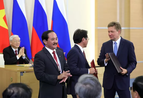 Ngày 6 tháng Chín năm 2018. Tổng thống Nga Vladimir Putin tại lễ ký kết sau cuộc hội đàm với Tổng bí thư Đảng Cộng sản Việt Nam Nguyễn Phú Trọng. Từ phải sang trái - Chủ tịch Hội đồng quản trị, Phó Chủ tịch Hội đồng Giám đốc của PJSC Gazprom Alexei Miller, Tổng Giám đốc Petrovietnam Nguyễn Vũ Trường Sơn và Phó Chủ tịch Ủy ban nhân dân tỉnh Quảng Trị Nguyễn Quân Chính. Ngày 6 tháng Chín năm 2018. Tổng thống Nga Vladimir Putin tại lễ ký kết sau cuộc hội đàm với Tổng bí thư Đảng Cộng sản Việt Nam Nguyễn Phú Trọng. Từ phải sang trái - Chủ tịch Hội đồng quản trị, Phó Chủ tịch Hội đồng Giám đốc của PJSC Gazprom Alexei Miller, Tổng Giám đốc Petrovietnam Nguyễn Vũ Trường Sơn và Phó Chủ tịch Ủy ban nhân dân tỉnh Quảng Trị Nguyễn Quân Chính. - Sputnik Việt Nam